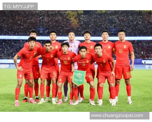 裸体男足球星引发热议球迷关注运动与身体自由话题