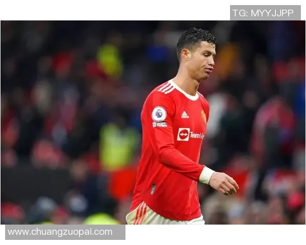 足球场上吐痰大赛 球星们的另类瞬间与场外争议